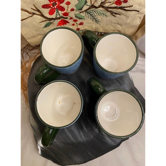 Oneida, Set of 4 Christmas/Snowman/Holiday Mugs/Cups. Two designs of Snow Family - Picture 9 of 15